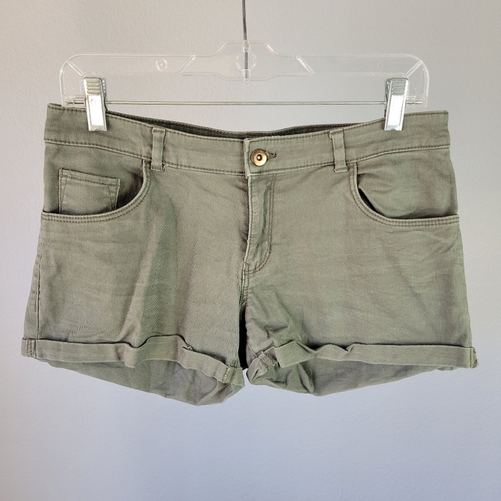 H&M // olive green cuffed shorts